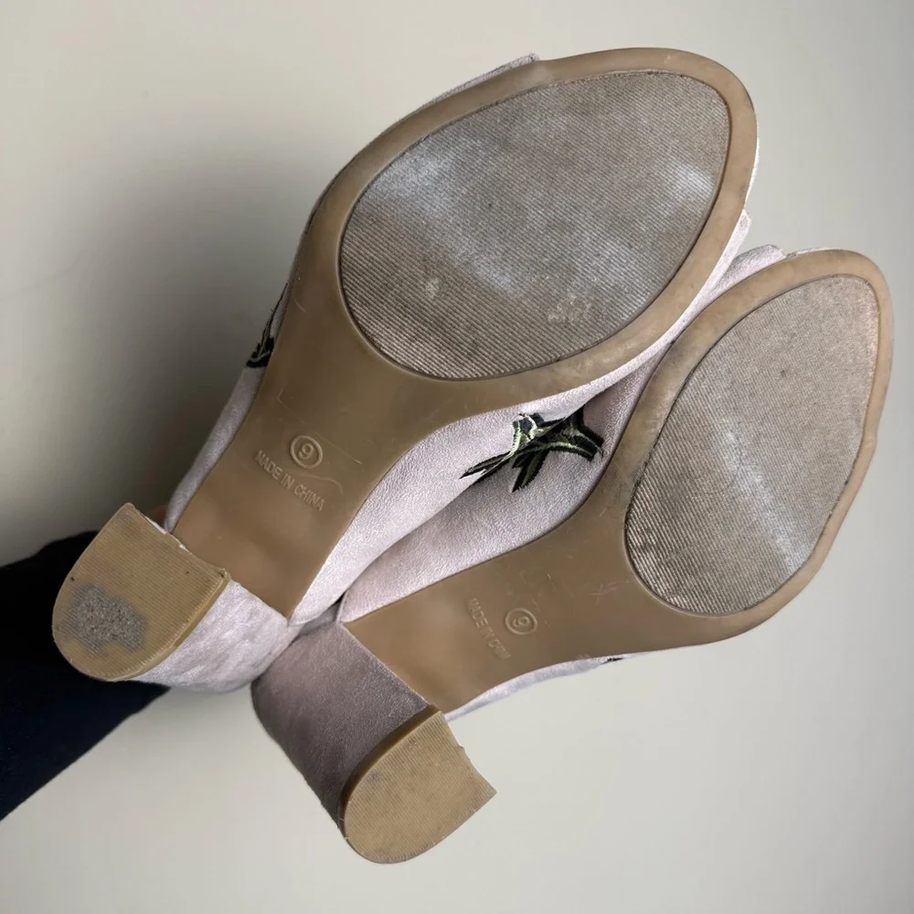Betsey Johnson Yellow Floral Embroidered Mules Size 9ā - Picture 9 of 15